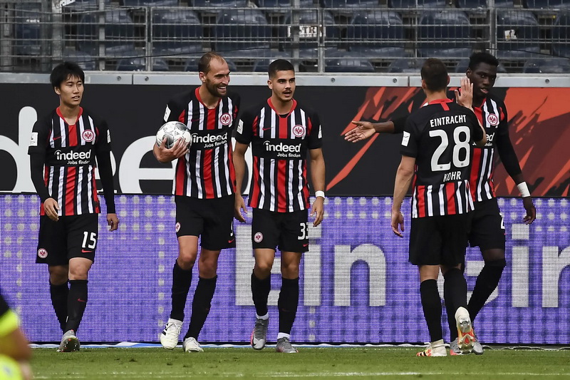 Eintracht mit Pflichtsieg gegen Paderborn